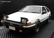 IG3659 INITIAL D Toyota Sprinter Trueno 3Dr  GT Apex(AE86) White/Black With Mr.Bunta Fujiwara --- PREORDER (delivery in Q1 2025)