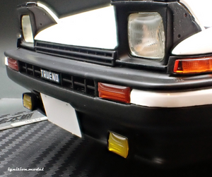 IG3659 INITIAL D Toyota Sprinter Trueno 3Dr  GT Apex(AE86) White/Black With Mr.Bunta Fujiwara --- PREORDER (delivery in Q1 2025)