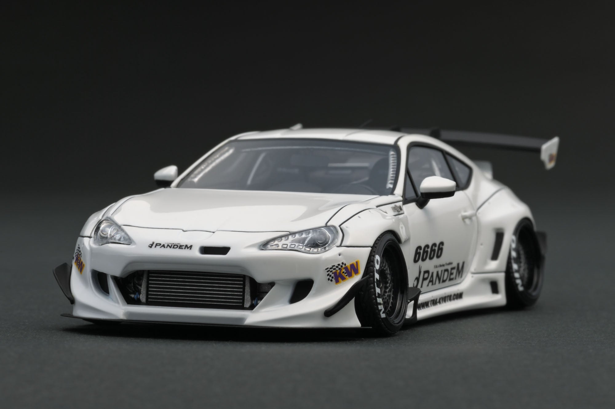 1/18 DCN トヨタ GT 86 PANDEM V3 ハチロク　ホワイト DCN 1:18 TOYOTA 86 PANDEM V3 Wide Body Limited Diecast Model